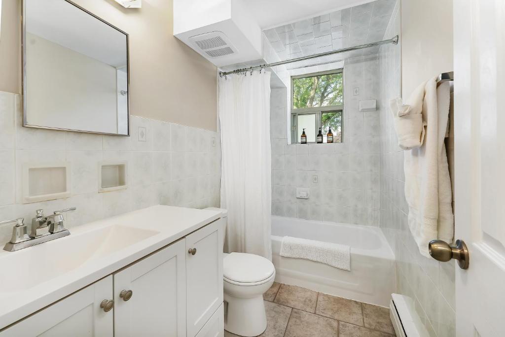 The Magnolia - Newly Renovated and Beautifully Furnished 2 Bedroom Apartment photo 4