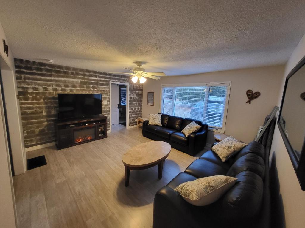 BowLakeHouse - Lakefront Cottage with Beach photo 3