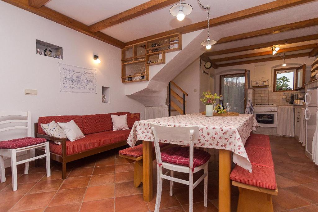 House Olive photo 2
