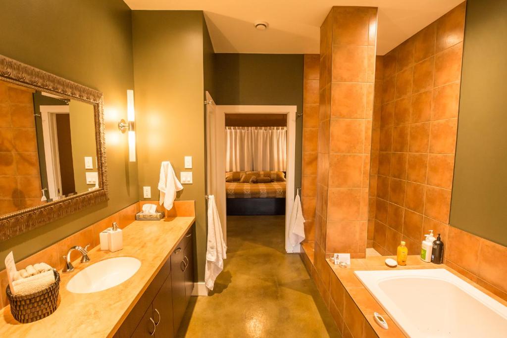 Crooked Tree Guest Suites photo 2