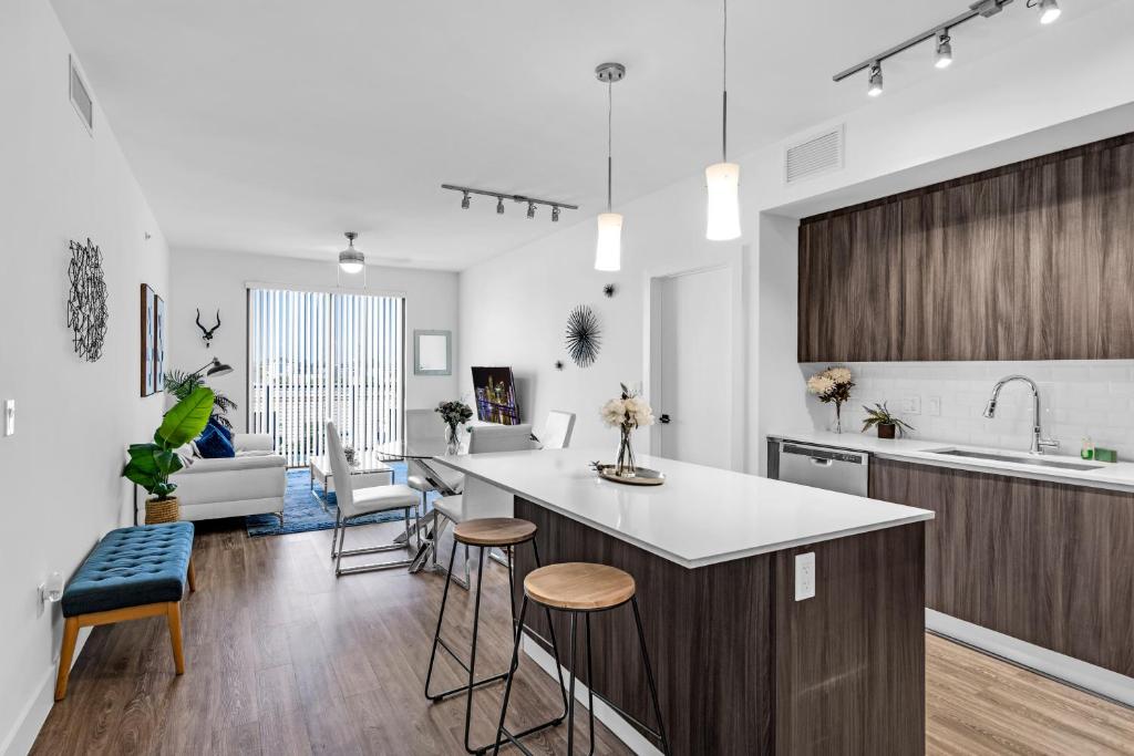 Amazing 2 Bedroom Unit In Doral Miami With Free Parking image