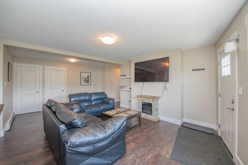 Lakeviews, big yard/deck, minutes to Silver Star/Golf/Wineries. photo 4