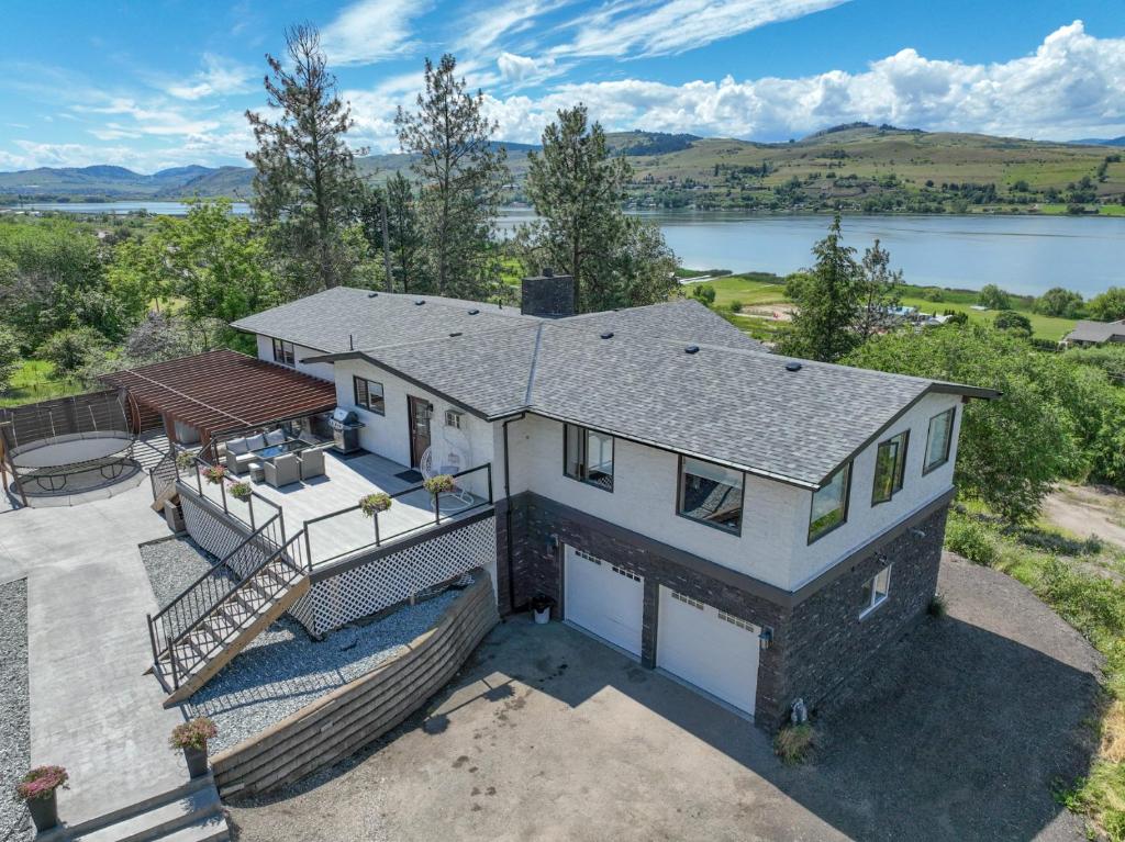 Lakeviews, big yard/deck, minutes to Silver Star/Golf/Wineries. photo 1