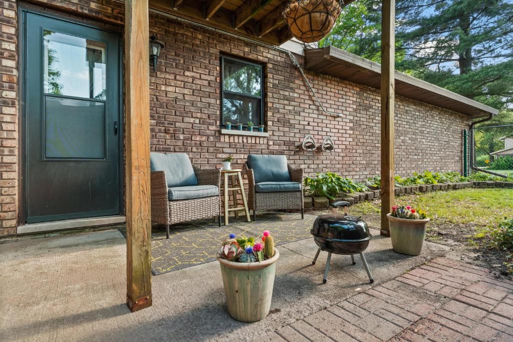 Balcony/Patio/ Fenced Yard /Garage/Beach&Pet allow photo 3