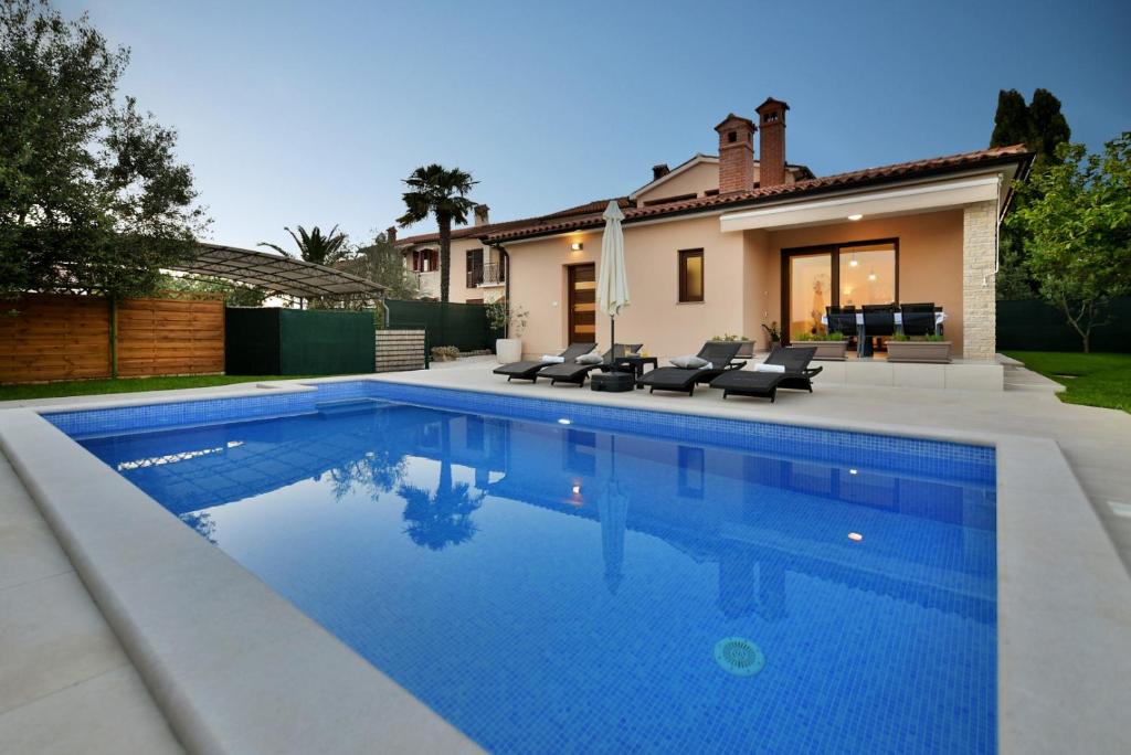 Villa Natali with private pool and kids playground near Fažana
