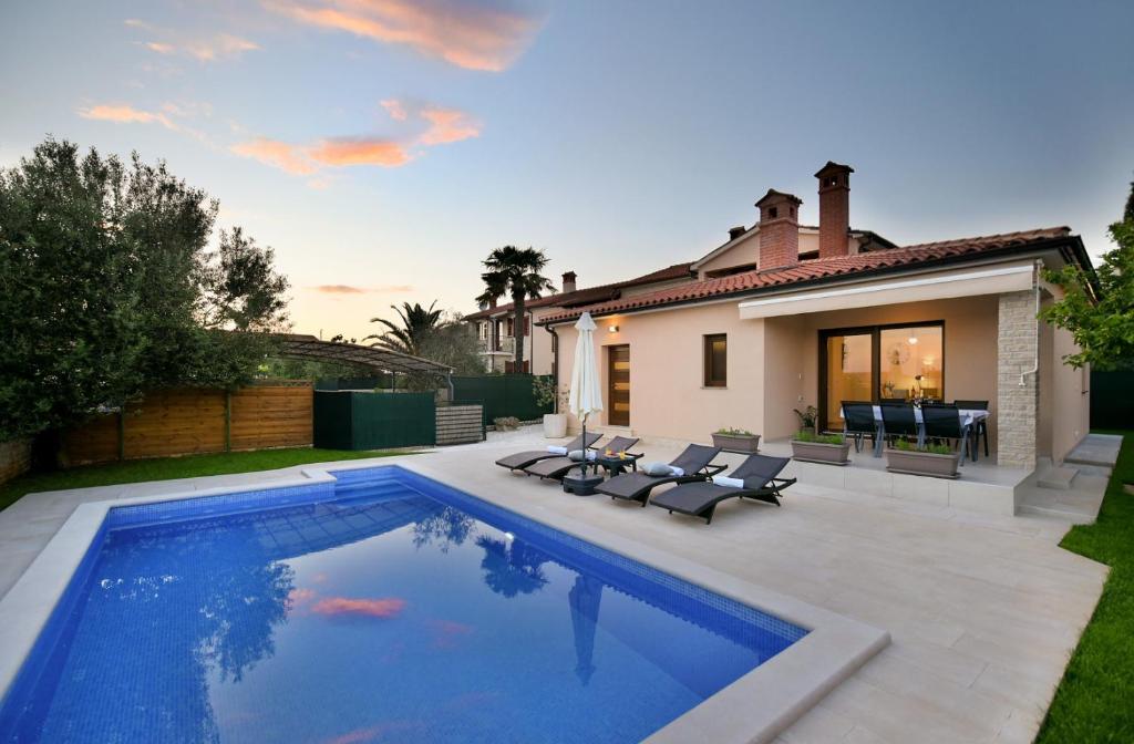 Villa Natali with private pool and kids playground near Fažana photo 1
