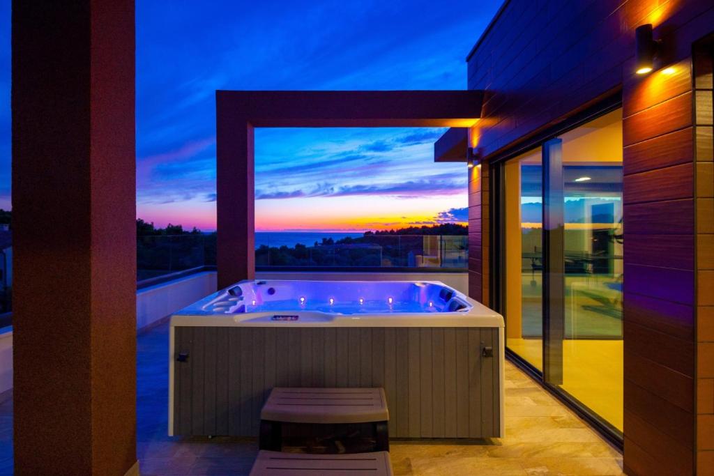 Luxury Villa ReMi near Medulin with wellness and sea view photo 2
