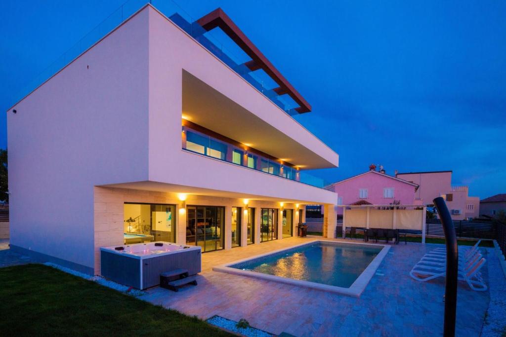 Luxury Villa ReMi near Medulin with wellness and sea view