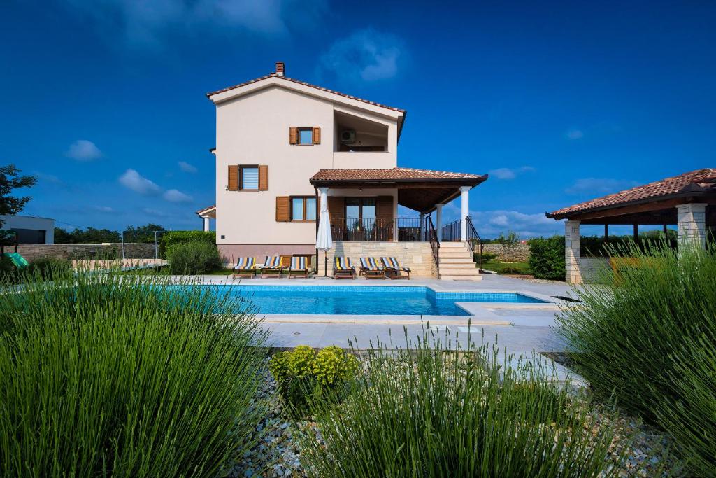 Villa Stokovci in Central Istria for families and kids with a large garden and playground