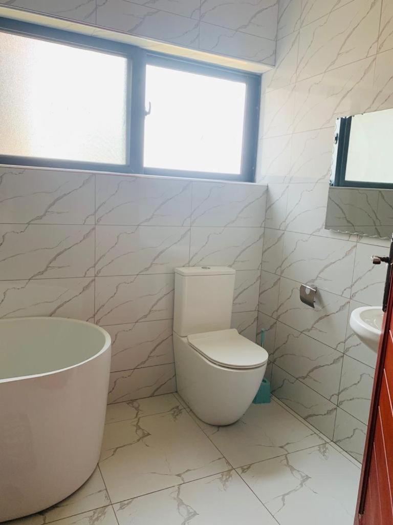 Executive 4 bedroom house with 4 beds . photo 3