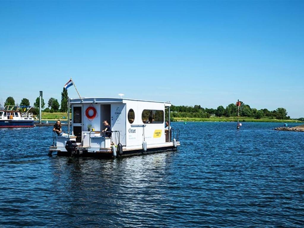 Attractive houseboat in Kinrooi with terrace