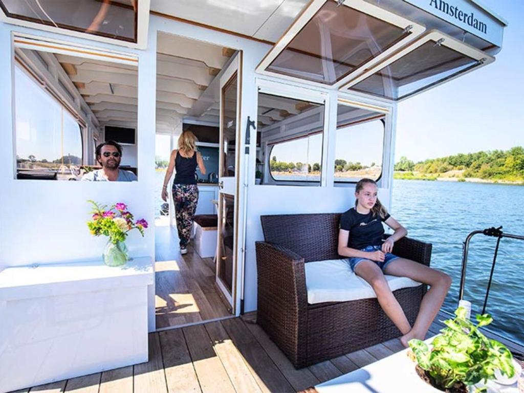 Attractive houseboat in Kinrooi with terrace photo 1