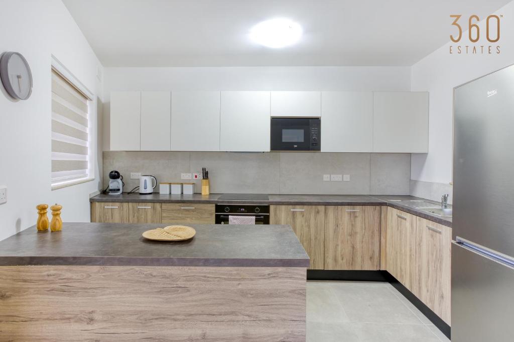 Lovely 3BR Apt with Private Balcony & Views in Mgarr by 360 Estates photo 3