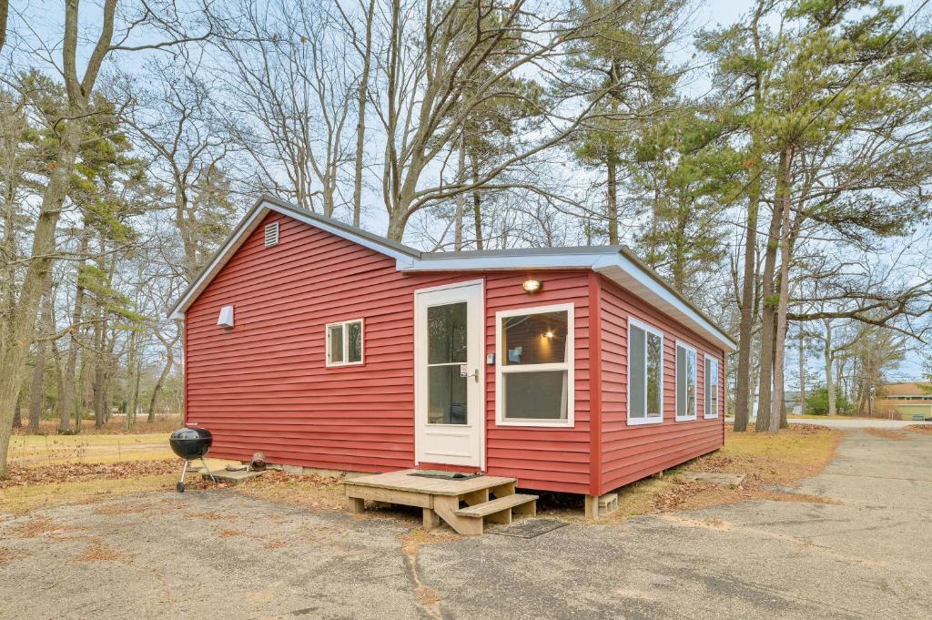 Oscoda Cabin with Charcoal Grill Walk to Lake Huron photo 2