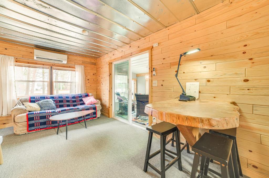 Oscoda Cabin with Charcoal Grill Walk to Lake Huron photo 4