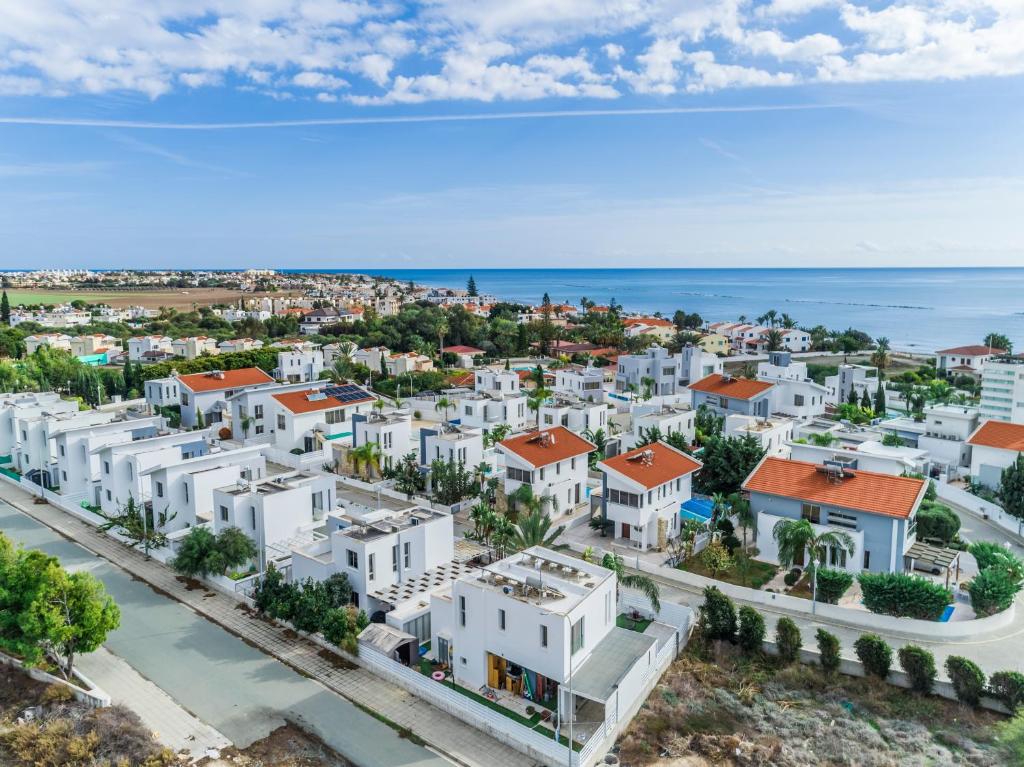 Two bed Villa in Pervolia, 150 meters from the sea photo 1