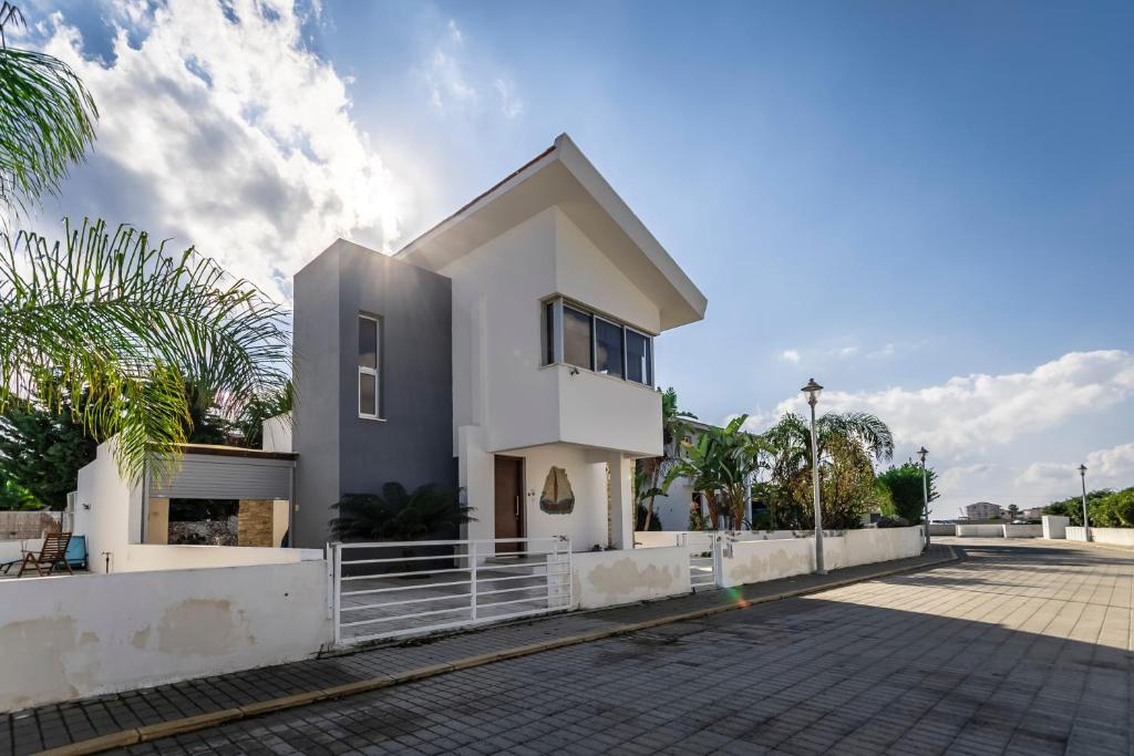 Two bed Villa in Pervolia, 150 meters from the sea photo 2
