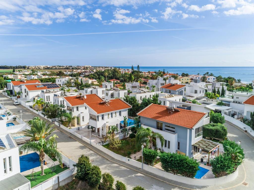 Two bed Villa in Pervolia, 150 meters from the sea photo 3