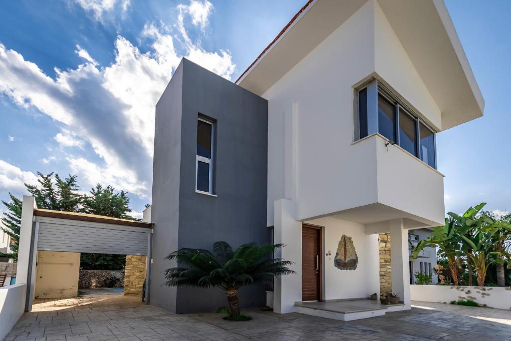 Two bed Villa in Pervolia, 150 meters from the sea photo 4