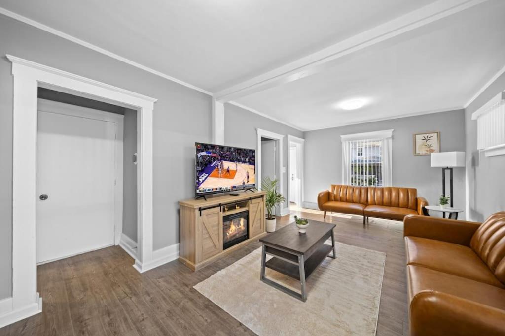 Stylish Luxury 3bd home in Down Town Royal Oak photo 2