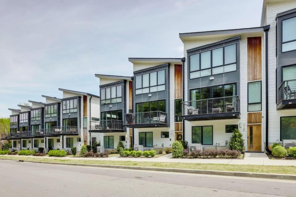 Modern Townhome, Large Game Room, 10min to Downtown! Sleeps 10!