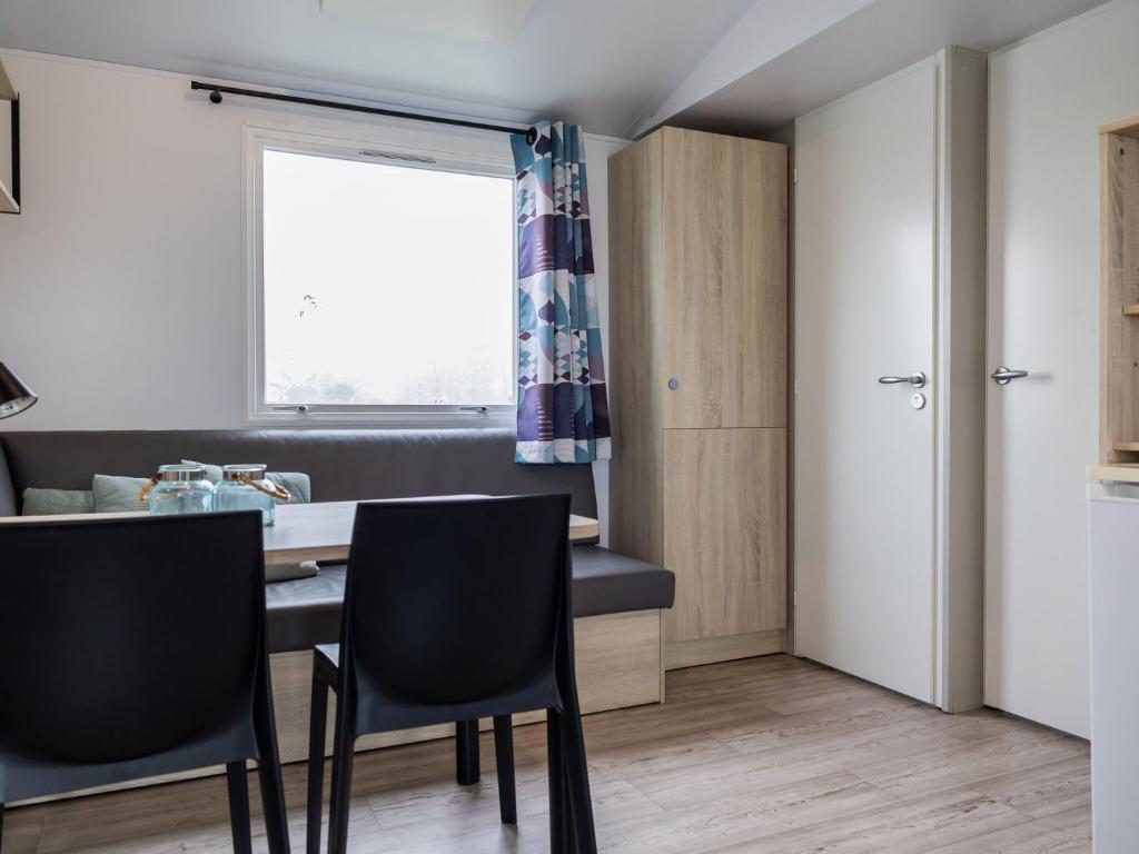 Compact 4 person chalet in Friesland photo 3
