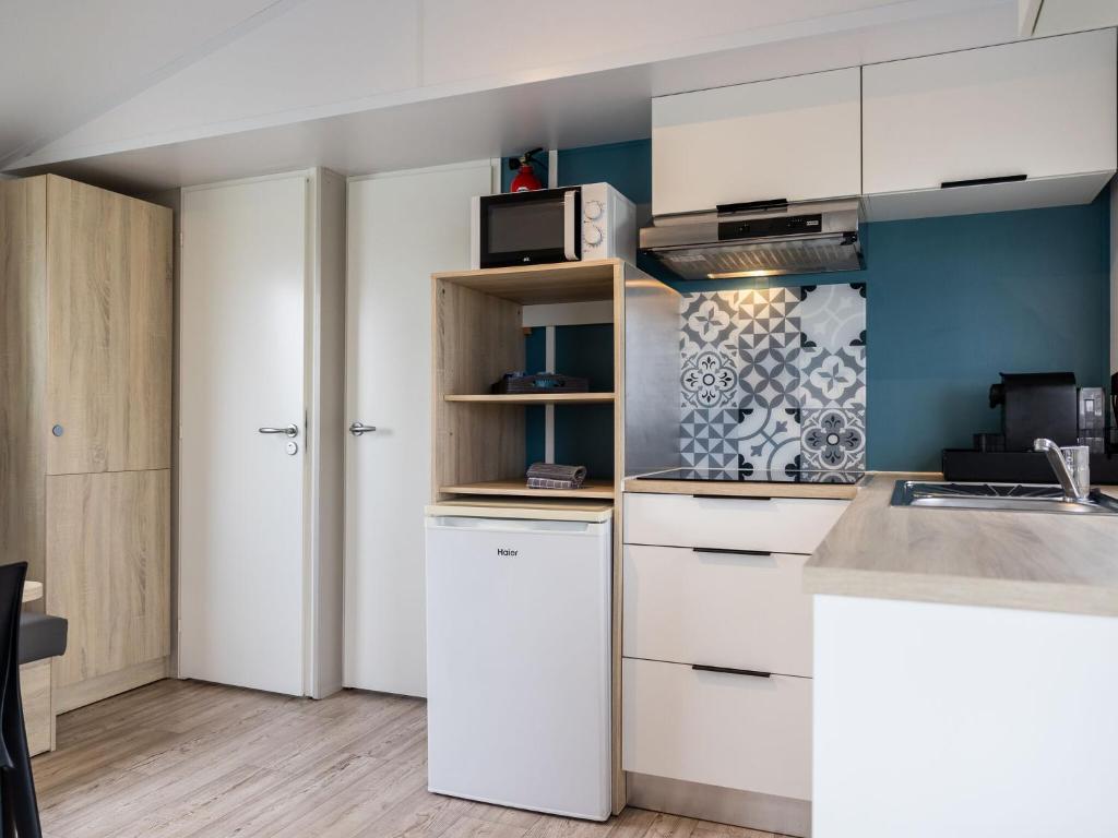 Compact 4 person chalet in Friesland photo 4