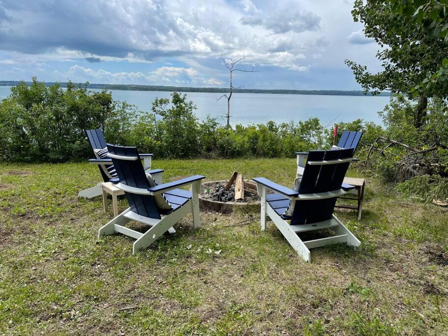 Newly reno Classic Lake Front Cottage with Dock photo 4