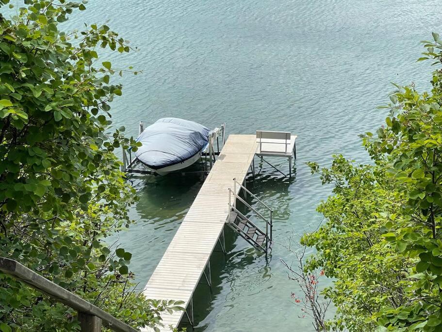 Newly reno Classic Lake Front Cottage with Dock photo 3