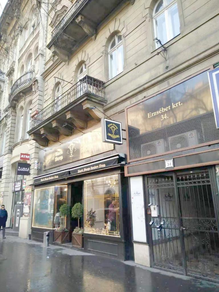 E34, Budapest