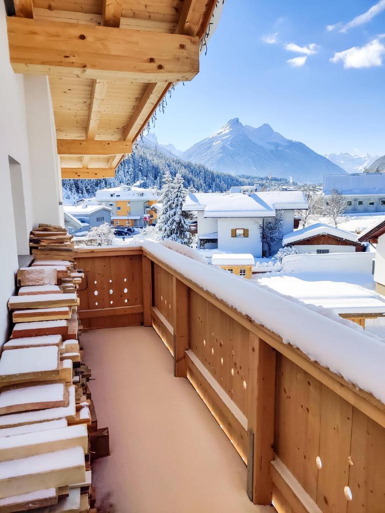 Doug's Mountain Getaway - 'Exclusive Mega Chalet'