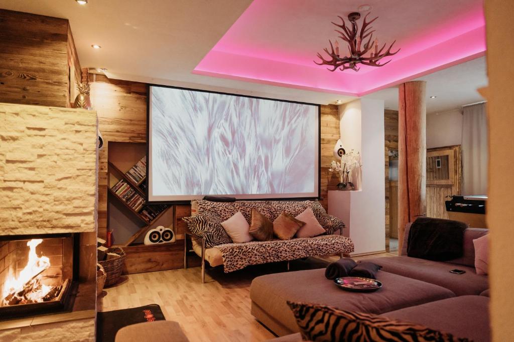 Doug's Mountain Getaway - 'Exclusive Mega Chalet' photo 3