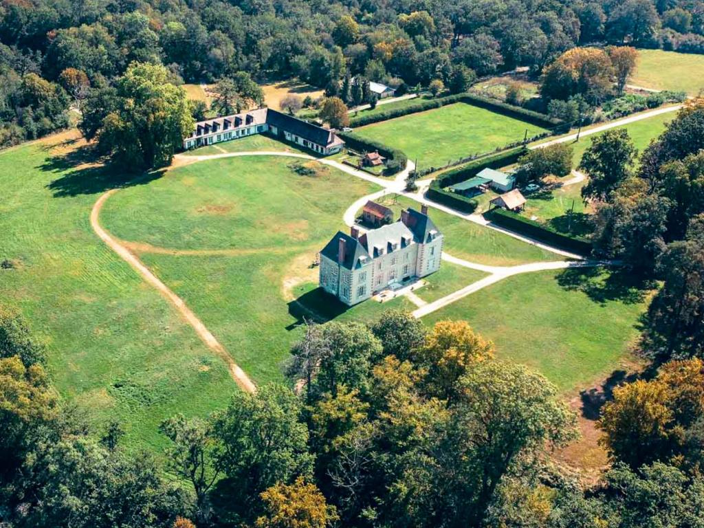 La Breteche-Le château et les dépendances photo 1