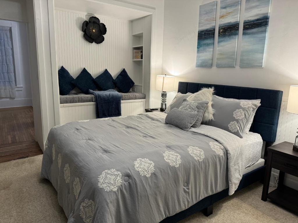 Beautiful Bungalow on Main photo 4