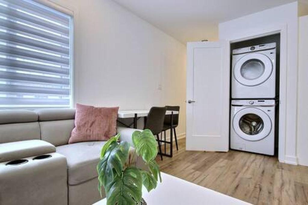 5 Mins to the Falls Brand New Home photo 2