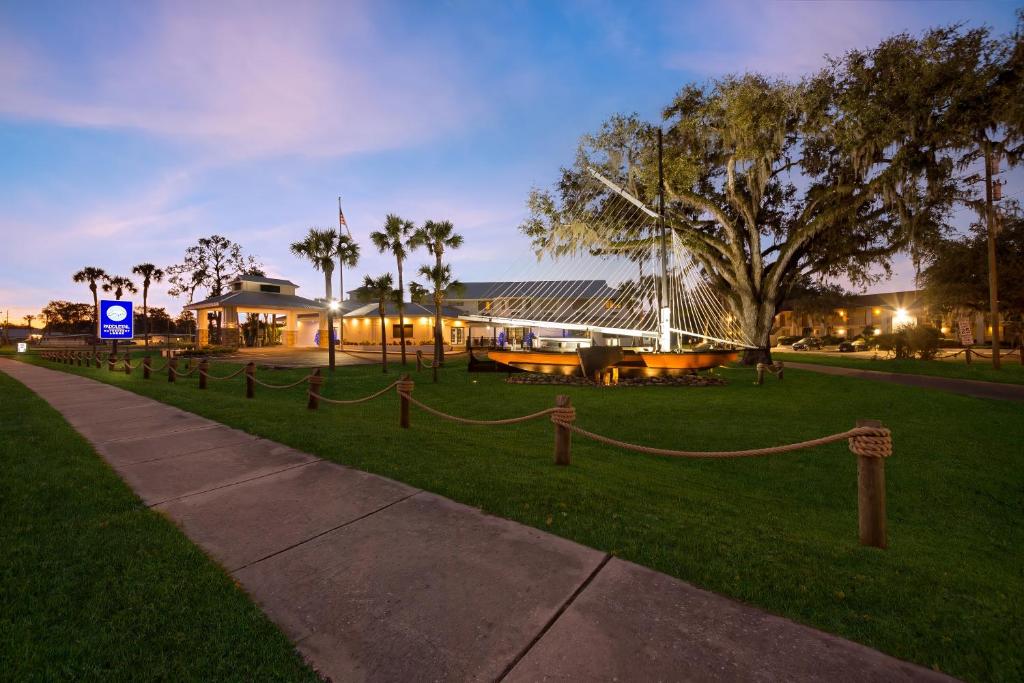 Paddletail Waterfront Lodge photo 1