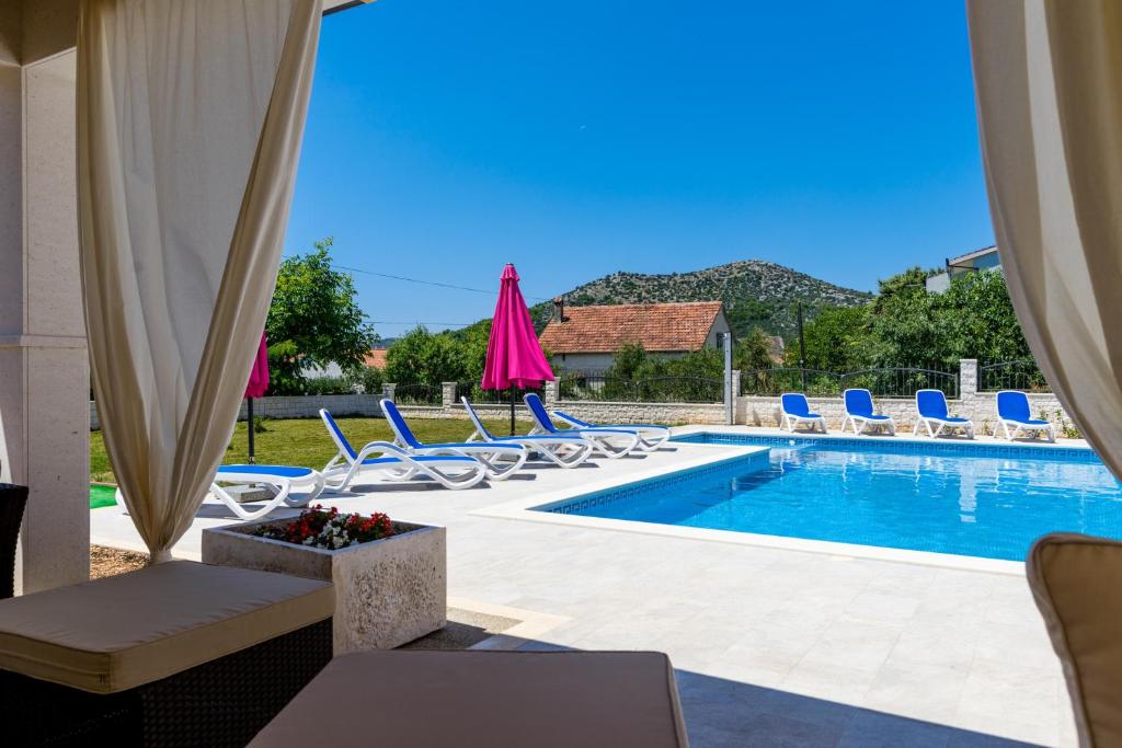 Family friendly apartments with a swimming pool Poljica, Trogir - 22079 photo 4