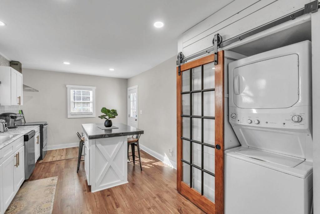 4Bed/3bath- 1 mile to Downtown photo 1