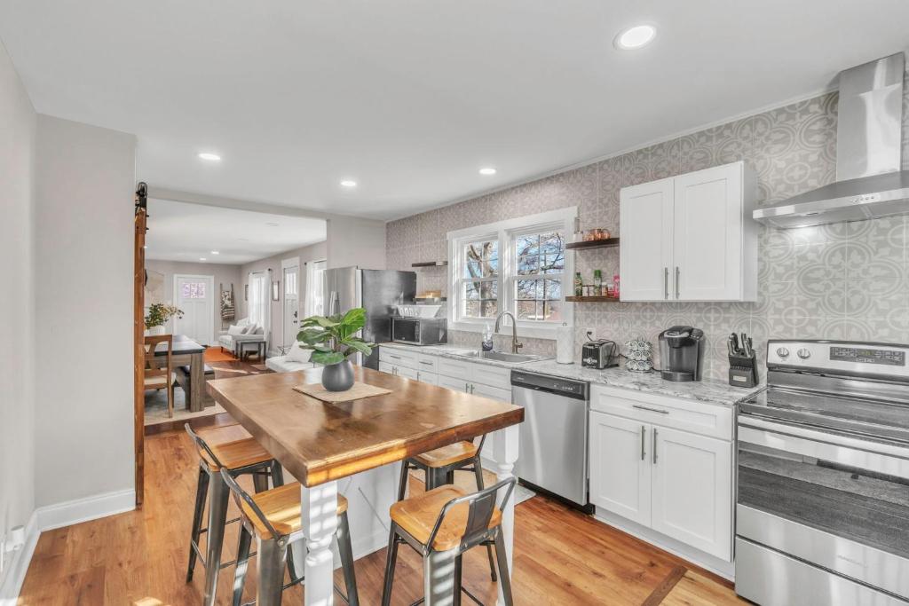 4Bed/3bath- 1 mile to Downtown photo 2