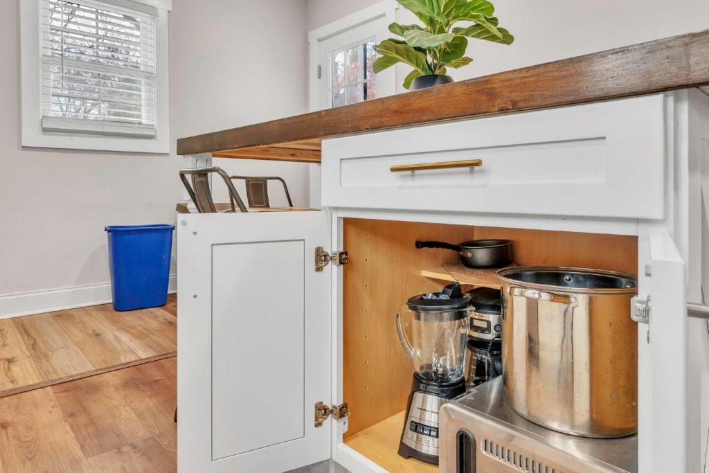 4Bed/3bath- 1 mile to Downtown photo 3