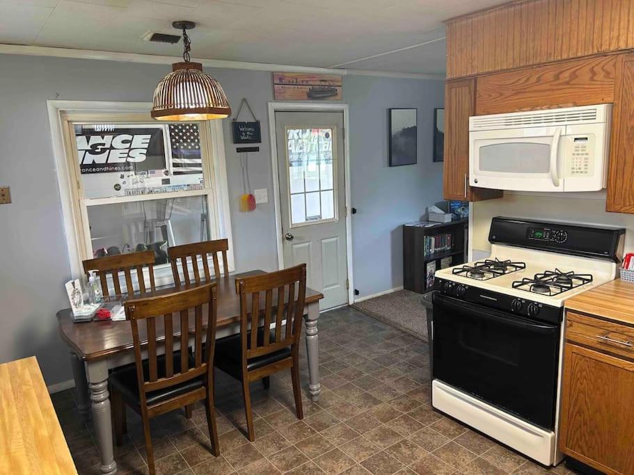 Barbee Chain Lake Access! 3 Bedroom Cozy Cottage photo 1