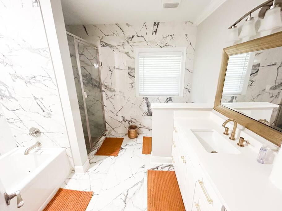 Mid City ranch! Huge backyard/Private pool! photo 2