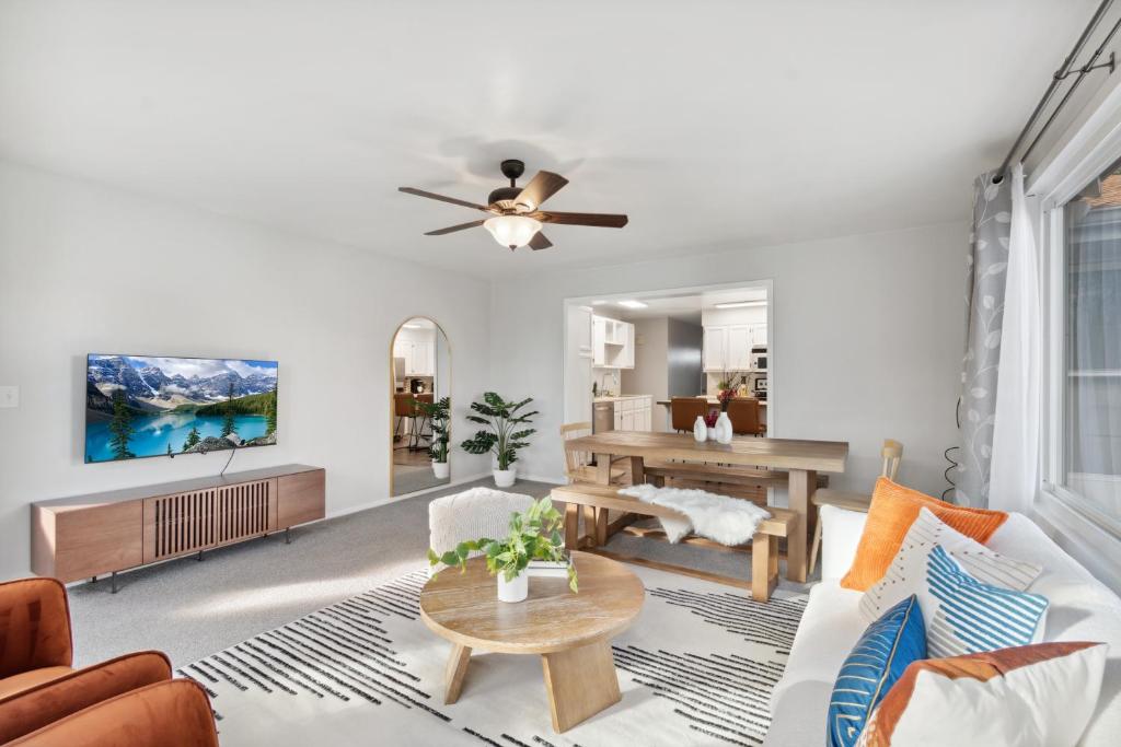 NEW • Modern • 4BR • Game Rm • Ping-Pong photo 1