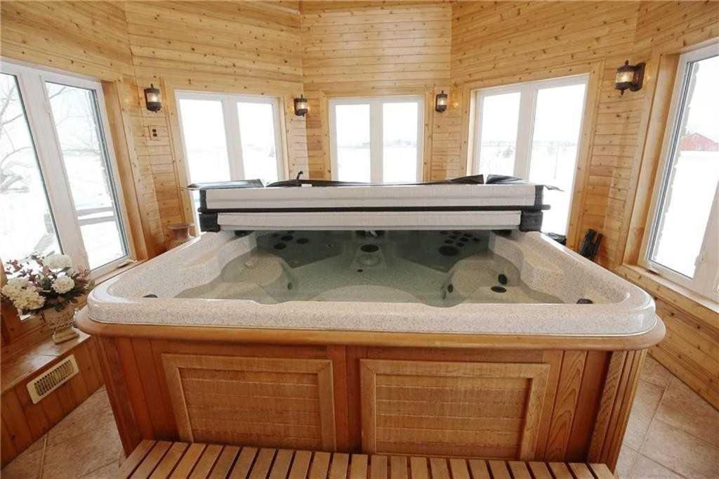 4 Bedrms, Indoor HotTub, Wineries & Niagara Falls photo 2