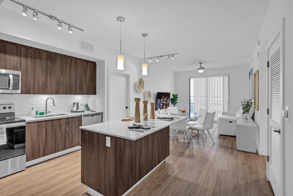 Modern 2 Bed in the Heart of Doral Free Parking image