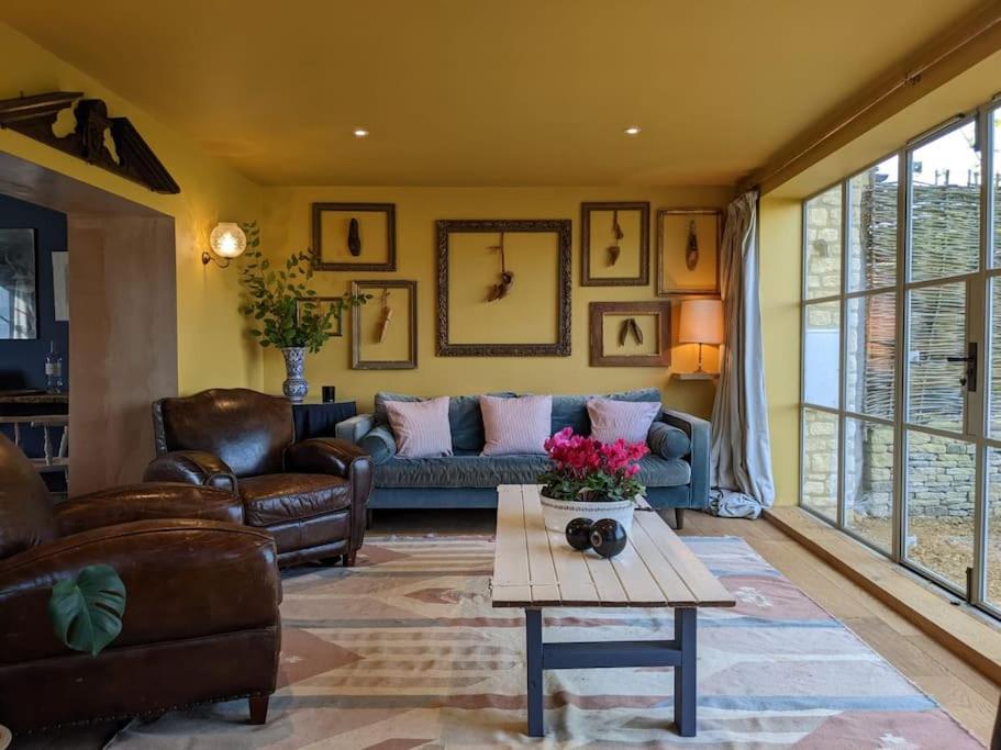 Stylish 3 bed Cotswold cottage with stunning views - Tap to explore photos