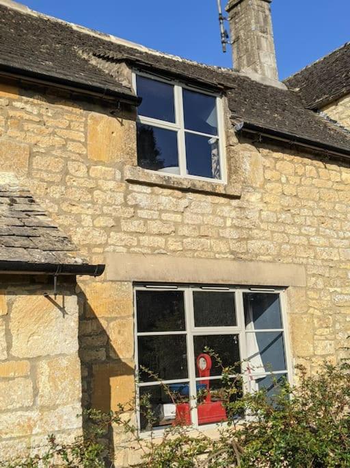 Stylish 3 bed Cotswold cottage with stunning views - Tap to explore photos