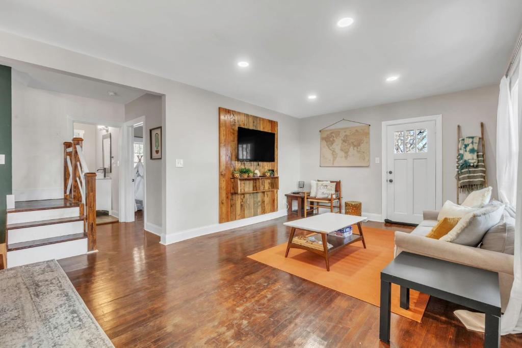 4Bed/3bath- 1 mile to Downtown