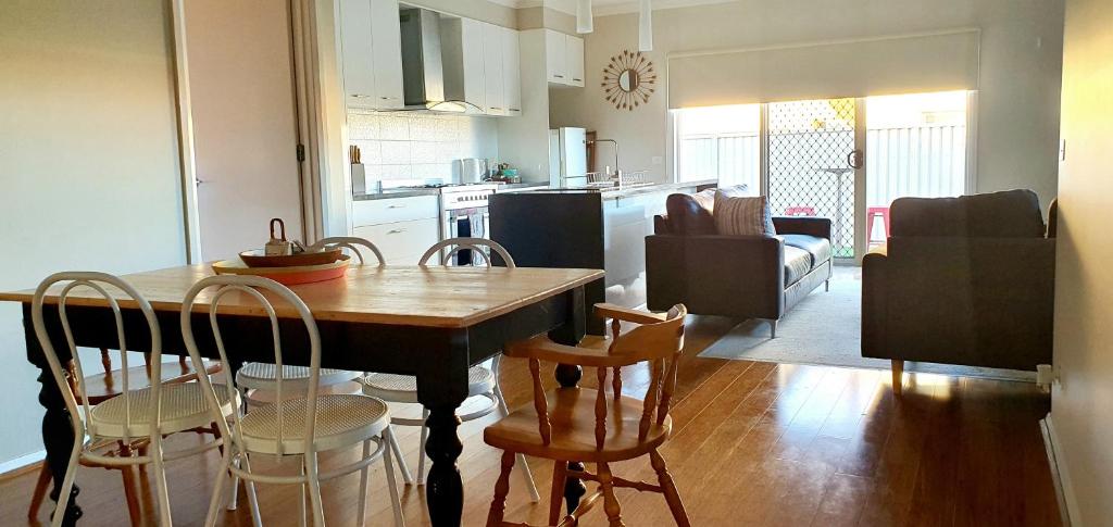 Ballarat Holiday Homes - Lake Wendouree - Near Ballarat Grammar - 3 kms to Ballarat Hospitals photo 3
