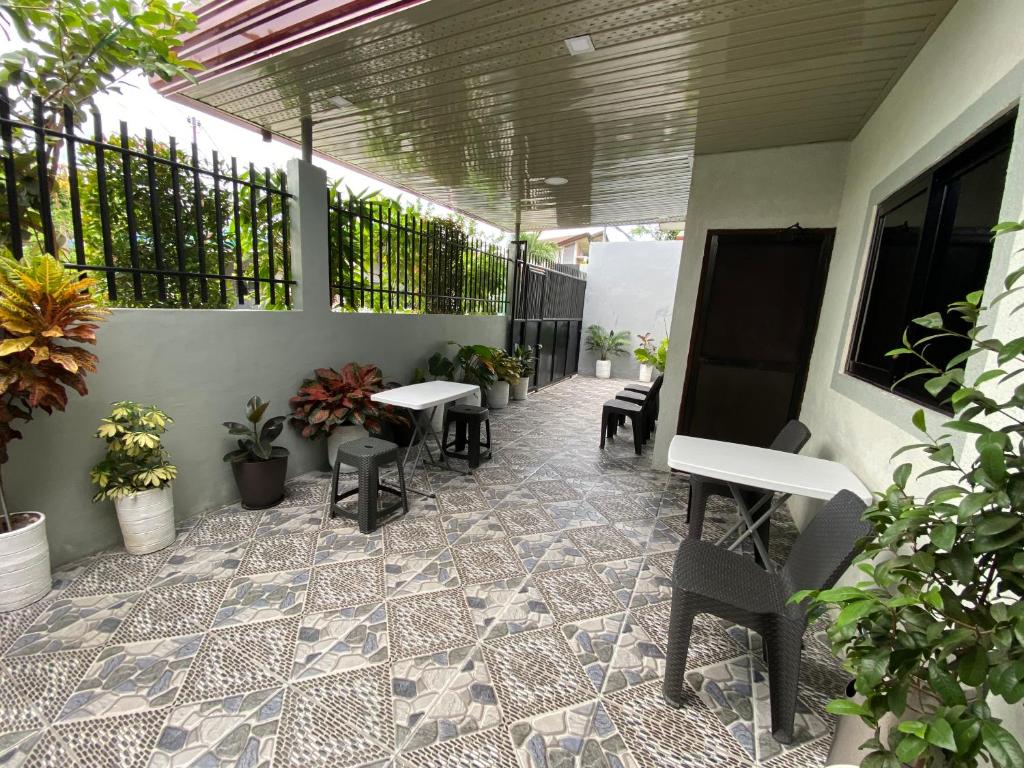 A&J Transient house (with wifi, Netflix & Disney+) photo 1